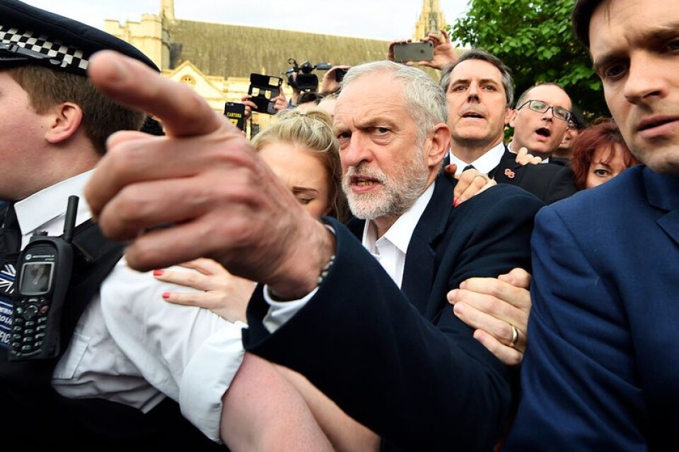 Labour partiledare Jeremy Corbyn drar med sig partiet ut i vänsterkanten.