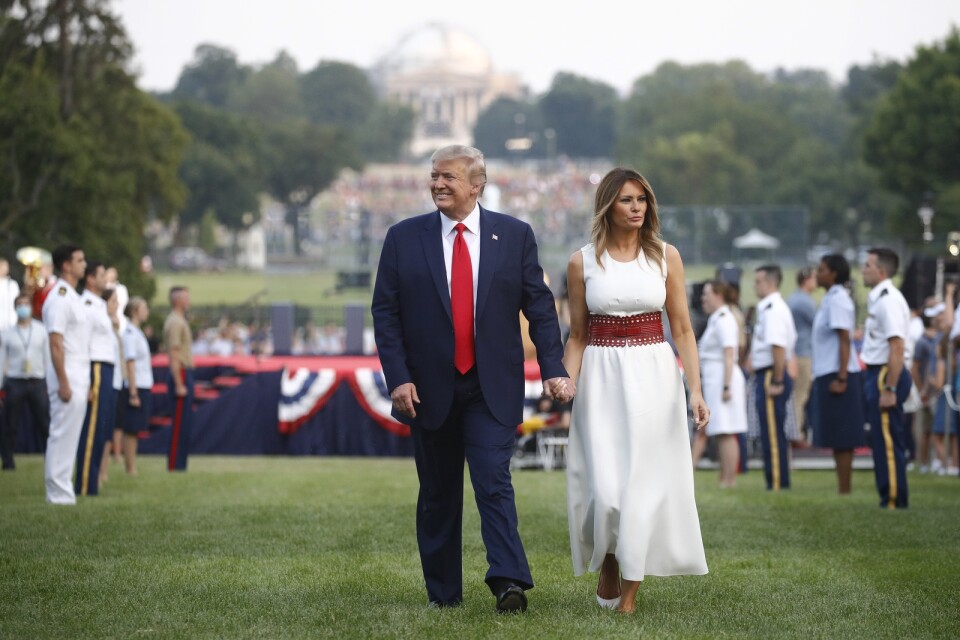 USA:s president Donald Trump tillsammans med sin hustru Melania vid nationaldagsfirandet utanför Vita huset.