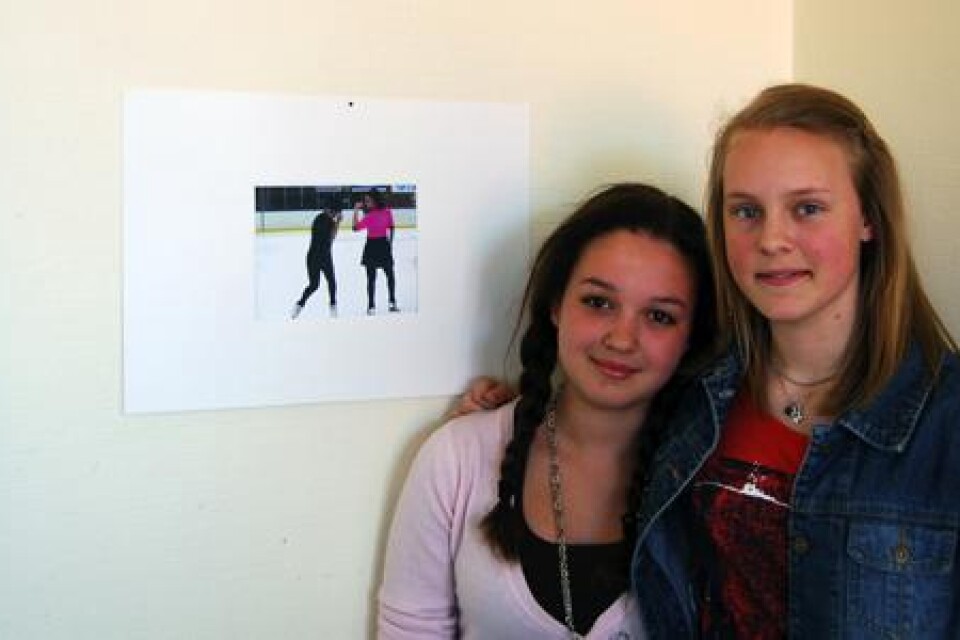 Liljeborgsskolan elever ställer ut foton på Kulturbruket, två utställare är Jonna Lindberg och Sabina Talbi. Utställningen pågår till den 10 maj. Foto: Martin Strandberg