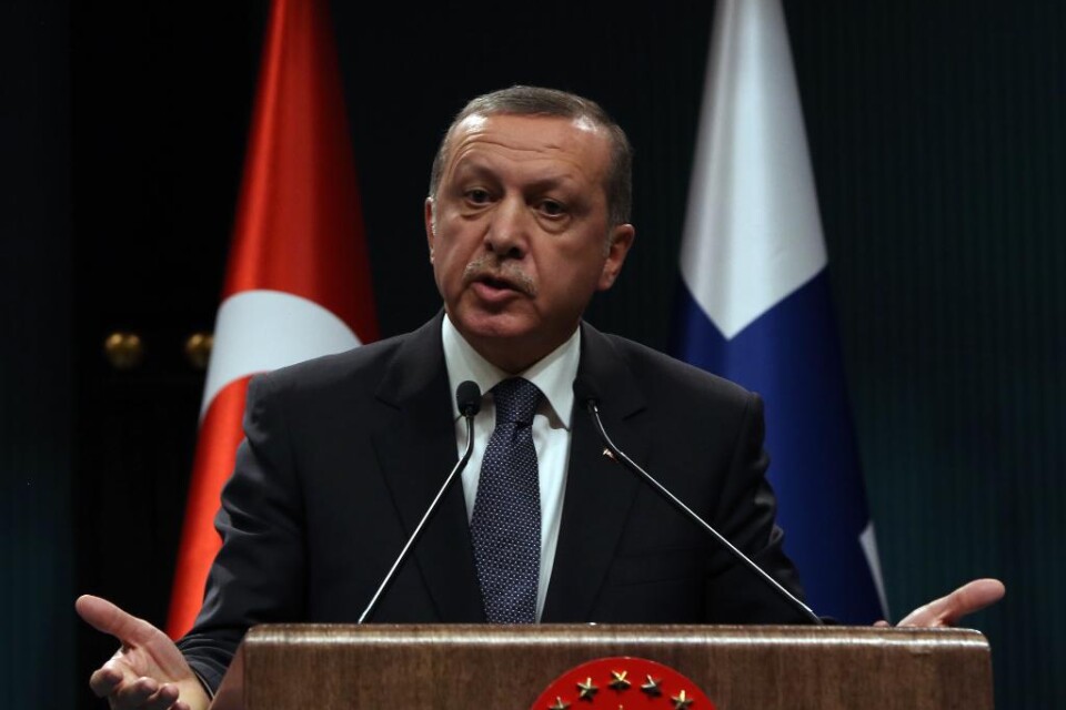 Turkiets president Recep Tayyip Erdogan säger att man har underrättelseuppgifter som tyder på att det blodiga attentatet i Ankara i lördags har kopplingar till Syrien. Regeringen har redan tidigare riktat misstankarna mot Islamiska staten (IS). Preside