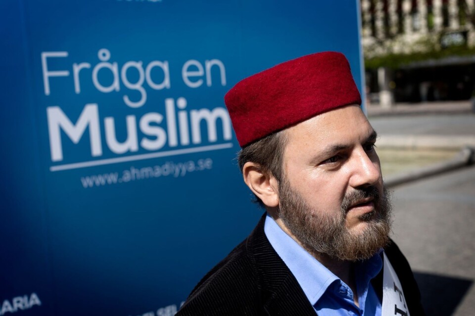 Agha Yahya Khan är vanligtvis imam i Göteborg. Genom kampanjen ”Fråga en muslim” är han i Borås och svarar på frågor kring islam.