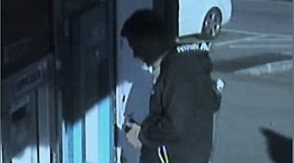 Den 34-årige bedragaren fångad på bild när han tar ut pengar i en bankomat. Foto: Polisen
