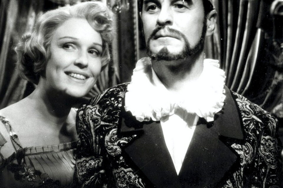 Eva Dahlbeck och Gunnar Björnstrand i Ingmar Bergmans "Sommarnattens leende" (1955). Pressbild.