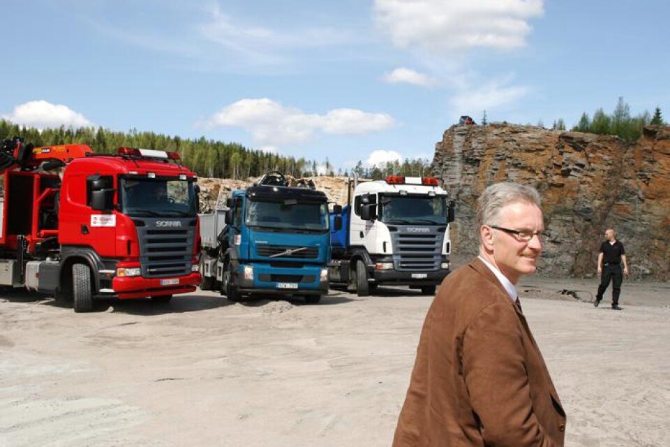 Jan-Erik Eskilsby i bergtäkten vid Ramnaslätt med några av de fordon som används för att demonstrera automatväxellådornas överlägsenhet.