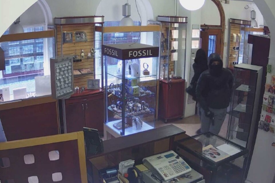 Klockan 10.15.31 den 15 november sprang två rånare in i butiken. Den förste var beväpnad. Bild från butikens övervakningsfilm.