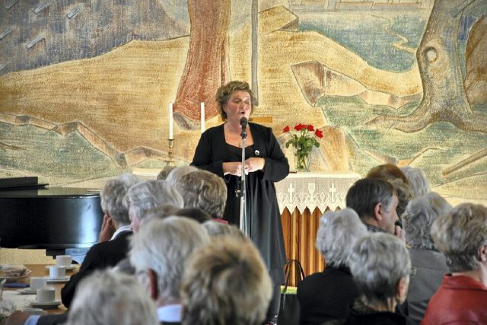 Marianne Mörck ackompanjerades på piano av Anders Ortman när hon gästade onsdagsmötet hos Hässleholms SPF-förening. Foto: Hans Bryngelson