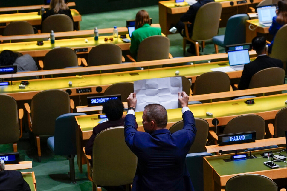 Israels FN-ambassadör håller upp en bild på Mahsa Amini medan Irans president höll tal i FN.