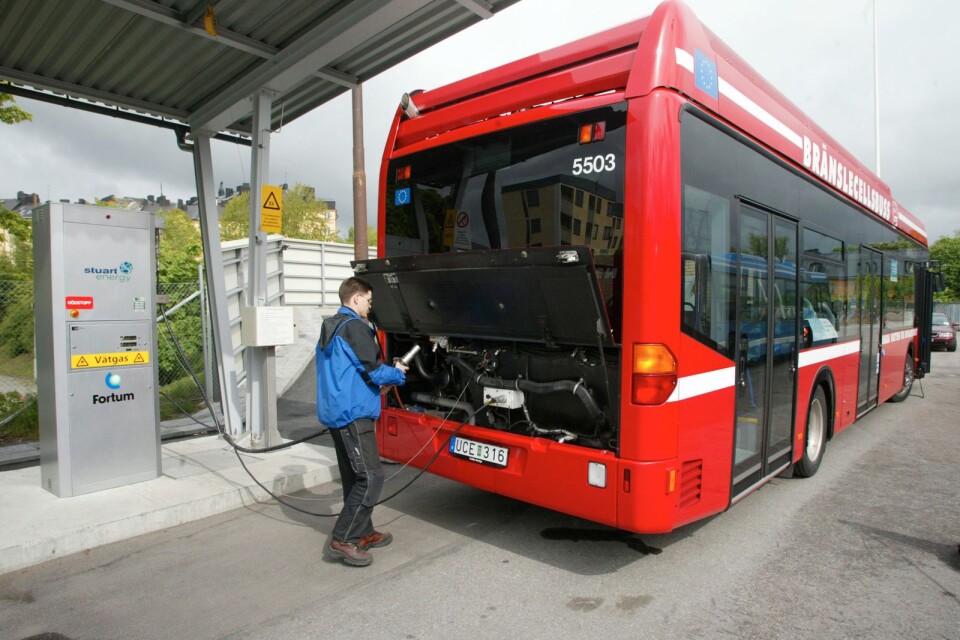 Stig W Reinlert skriver om fordonsdrift med vätgas. Här tankas en av Stockholms tre bränslecellsbussar med vätgas.