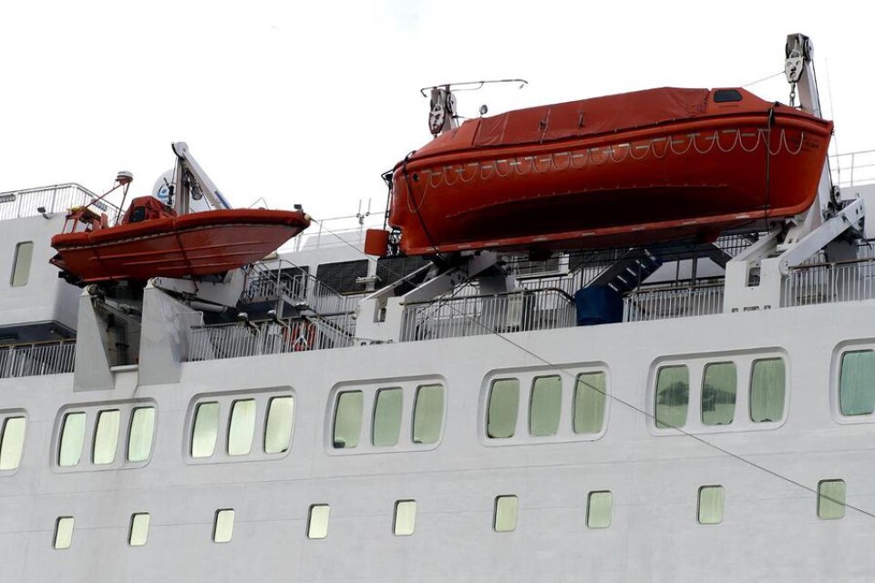 Räddningsbåt och livbåt. Den mindre räddningsbåten ska användas för att hjälpa andra fartyg som hamnat i en nödsituation.