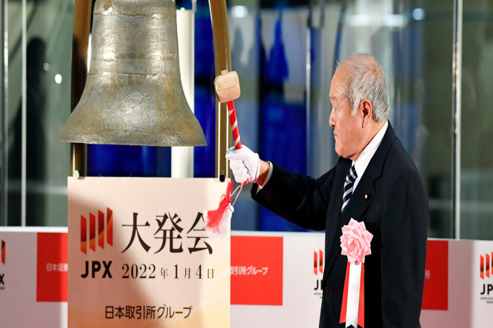 Japans finansminister Shunichi Suzuki ringer i Tokyobörsens klocka för att markera starten på årets första handelsdag.