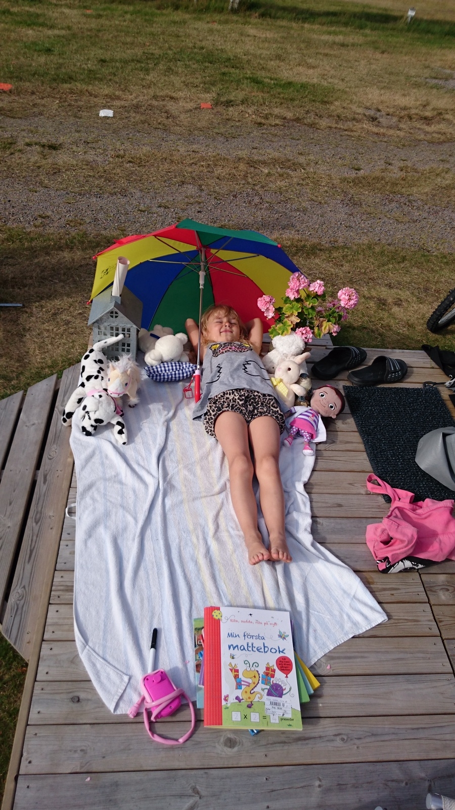 Evelina Jönsson
Evelina Jönsson njuter i solen vid farmor och farfars husvagn i Mellbystrand. Foto: Rikard Jönsson