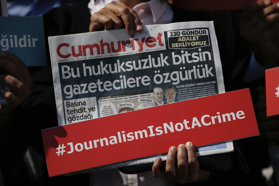 En person håller upp ett exemplar av Turkiets största oppositionella tidning Cumhuriyet. Arkivbild.