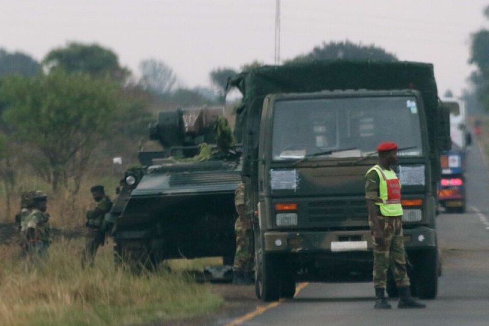 Soldater vid militärfordon utanför Zimbabwes huvudstad Harare.