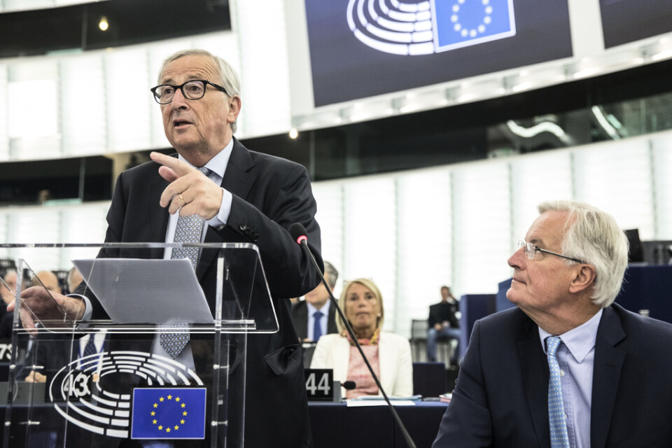 EU-kommissionens ordförande Jean-Claude Juncker talar om brexit i EU-parlamentet, intill EU:s chefsförhandlare Michel Barnier.