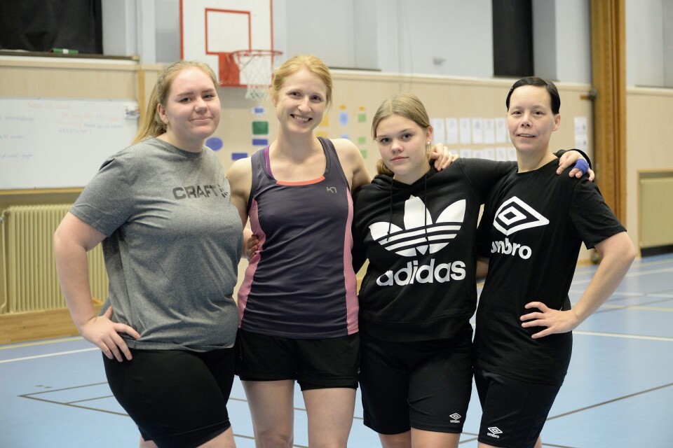 Beatrice Svensson Cehlin, Frederikke Isaksson, Agnes Grankvist och Johanna Nilsson är med och drar igång damfotbollen i Wisseltofta igen.FOTO: JAN RYDÈN