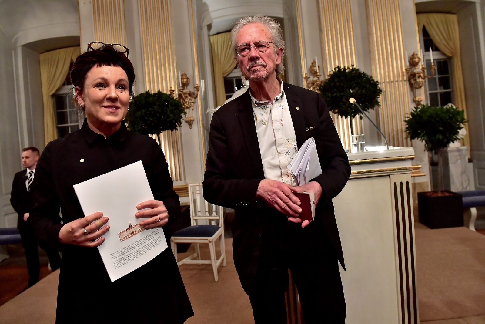 Litteraturpristagarna Olga Tokarczuk och Peter Handke efter sina Nobelföreläsningar på Börshuset i Stockholm.Foto: Jonas Ekströmer / TT