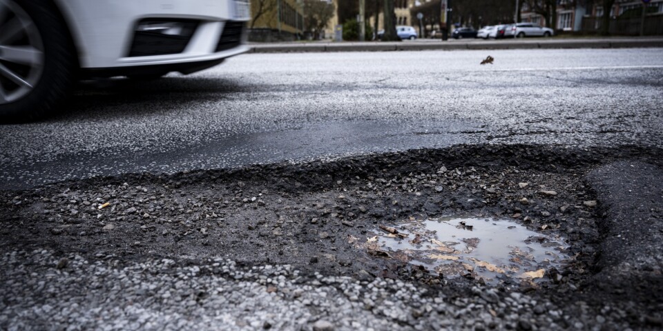 Ökänt hål: Krävde kommunen för nya däck efter punktering på Mercedesen