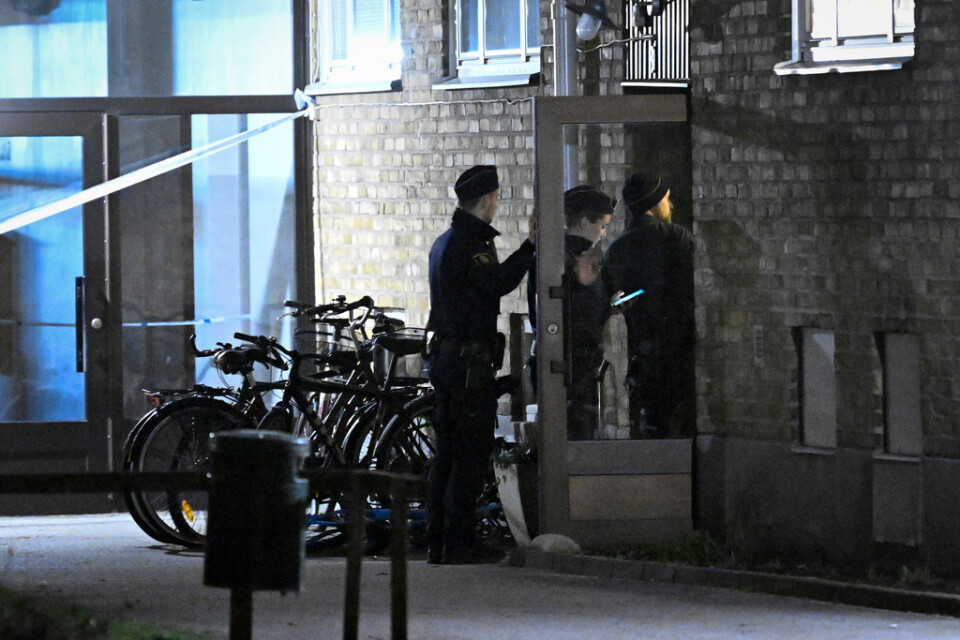 Polisen undersöker det trapphus där skott avlossats i Rostorp i Malmö under torsdagskvällen.