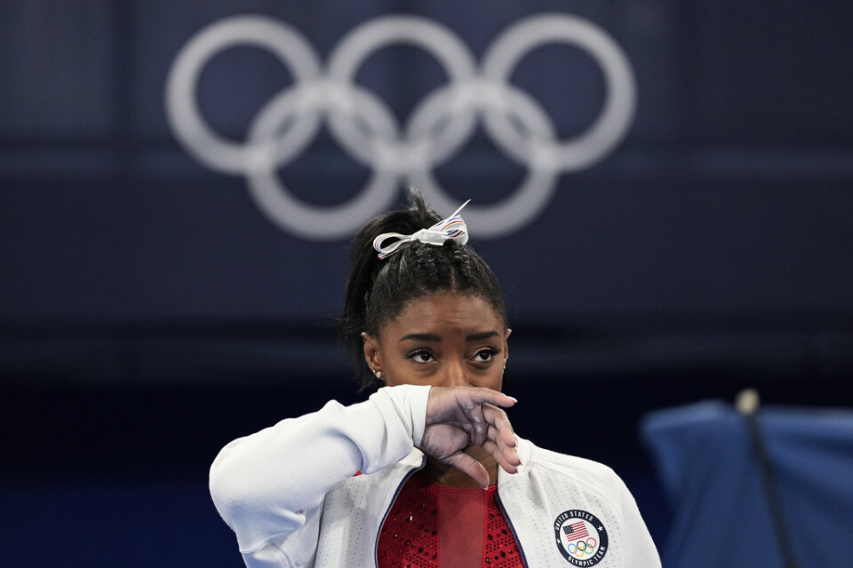 Simone Biles, USA, tvingades att bryta lagfinalen i gymnastik.