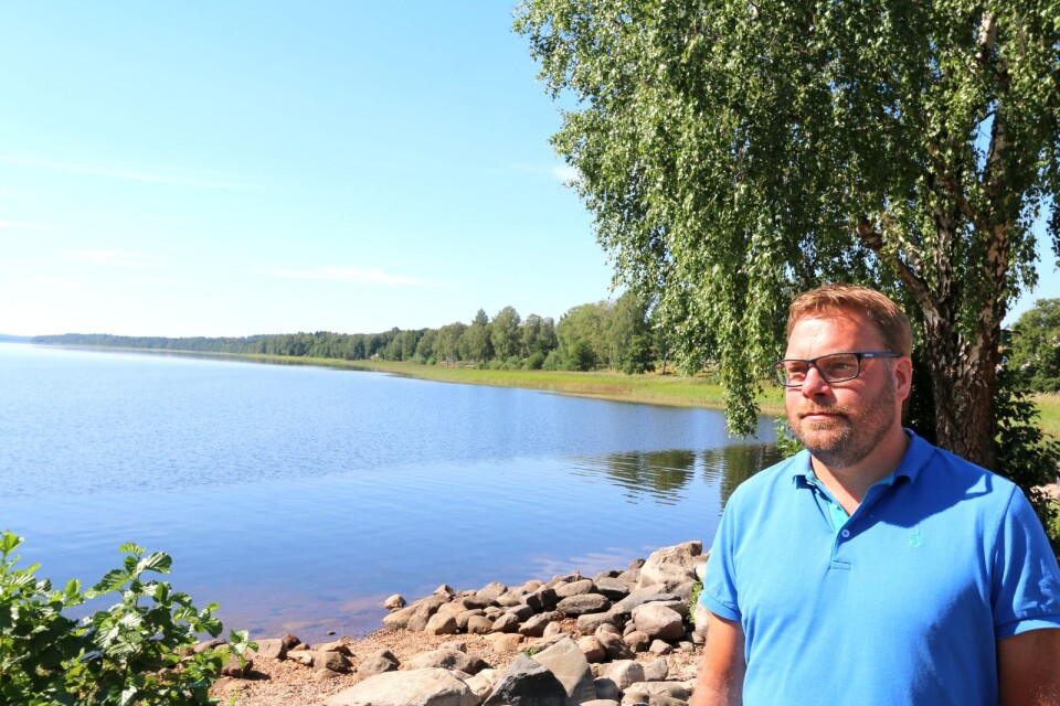 Sebastian Gustavsson (M) är fotograferad i Sjöparken i Vegby. Han är uppväxt i Vegby och tycker att miljön vid sjön tagits väl tillvara.