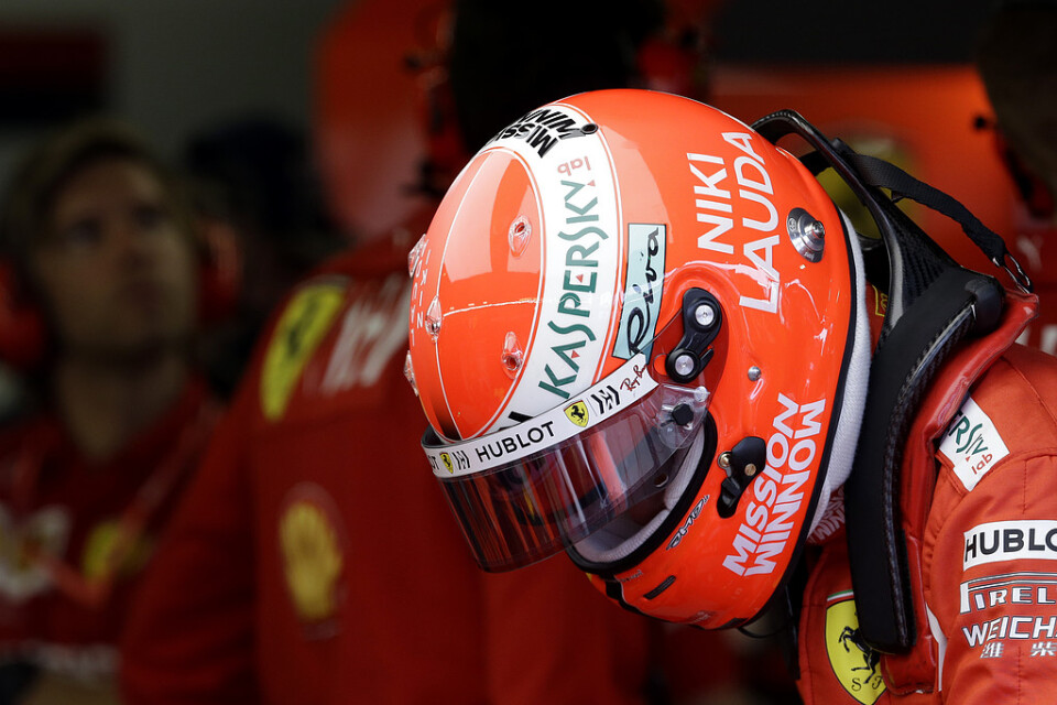 Ferrariföraren Sebastian Vettel hedrar minnet av Niki Lauda på sin hjälm.