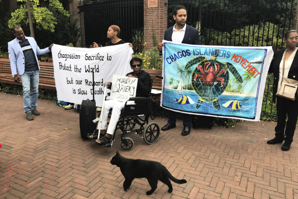 Demonstranter från Chagosöarnas ursprungsbefolkning utanför den internationella domstolen i Haag 2018.