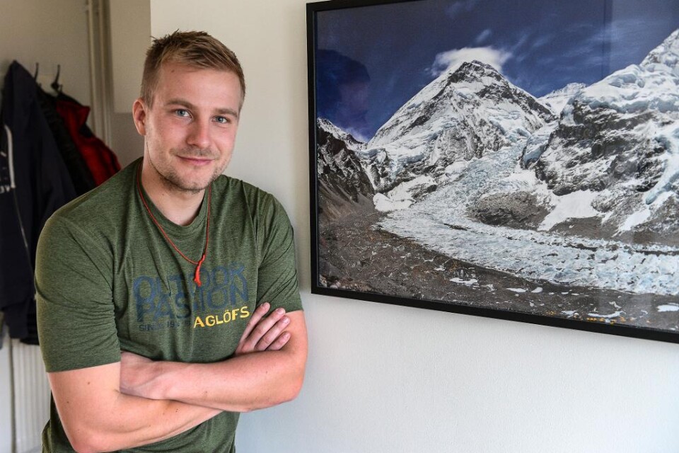 Den svenske bergsbestigaren Robin Trygg satt i sitt tält i Himalaya och drack te när marken började skaka. På berget Cho Oyu, där han befinner sig, kom ingen till skada men från Mount Everest kommer rapporter om laviner som drabbat uppemot 80 personer.