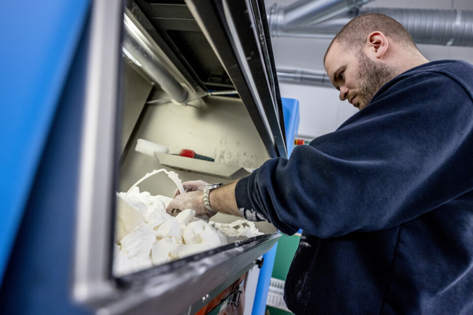Volvo Cars i Göteborg gör visir till vården i Västra Götaland. Tillverkningen sker samtidigt som ordinarie verksamhet i en 3D-printverkstad. Printteknikern Rickard Camp i 3D-print verkstaden.