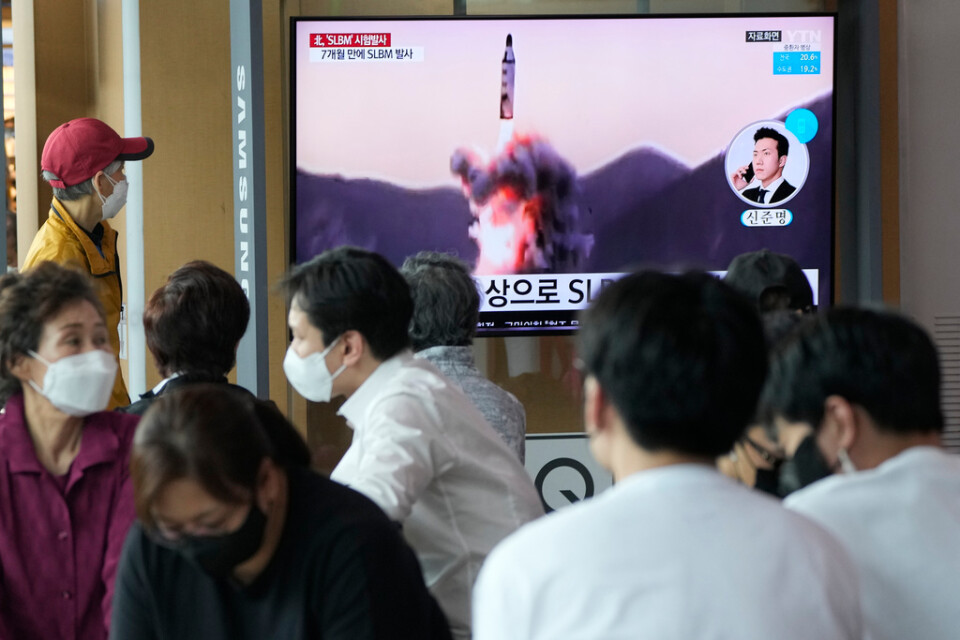 Lördagens robottest i Nordkorea rapporterades i Sydkorea, som här på en tv på järnvägsstationen i Seoul.