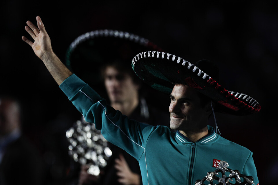 Roger Federer (i förgrunden) och Alexander Zverev tackar den rekordstora publiken i Mexico City.