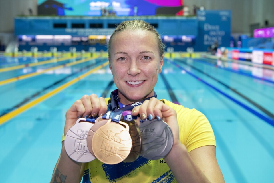 Skadade stjärnan Sarah Sjöström, här med de fem medaljer hon vann i VM 2019, kommer att saknas på EM i Budapest. Arkivbild.