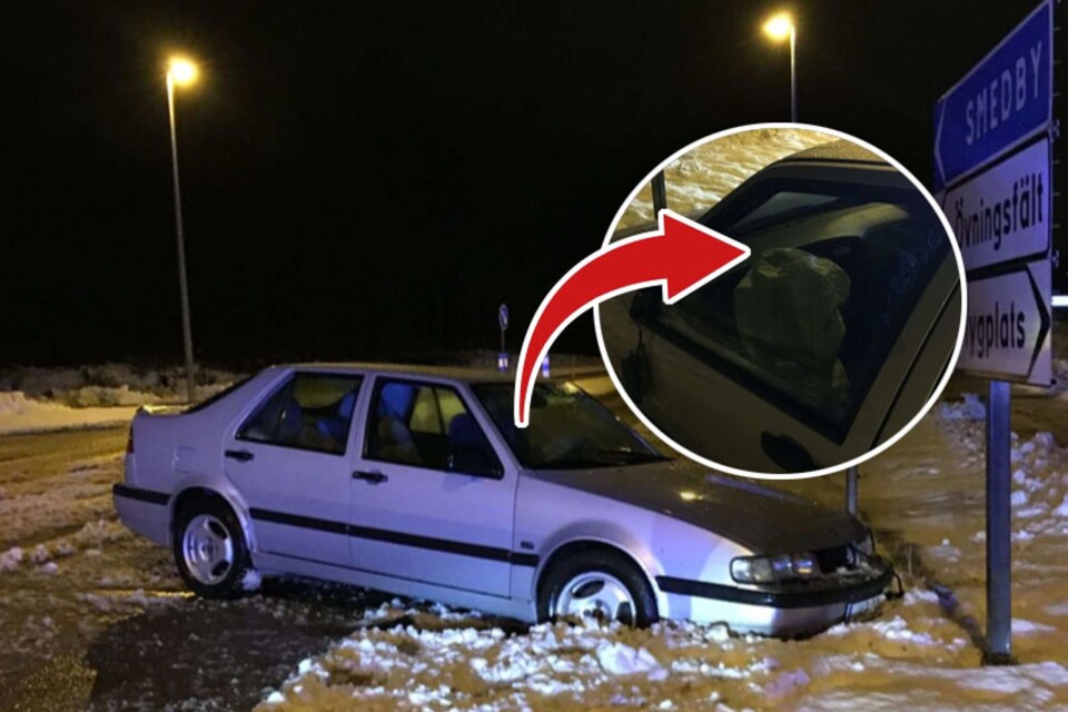 Här, på Dokumentvägen i Smedby, mejade den stulna bilen ner två skyltar och körde i diket.
