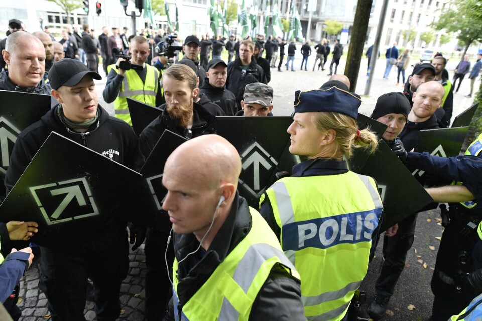 Polis på plats vid en otillåten nazistmarsch i centrala Göteborg på söndagen.