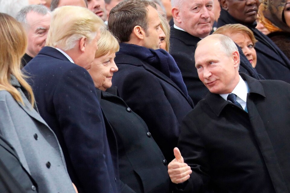 Donald Trump och Vladimir Putin möts under högtidlighållandet i höstas av vapenstilleståndet efter första världskriget den 11 november 1918. Angela Merkel står strategiskt placerad mellan dem.