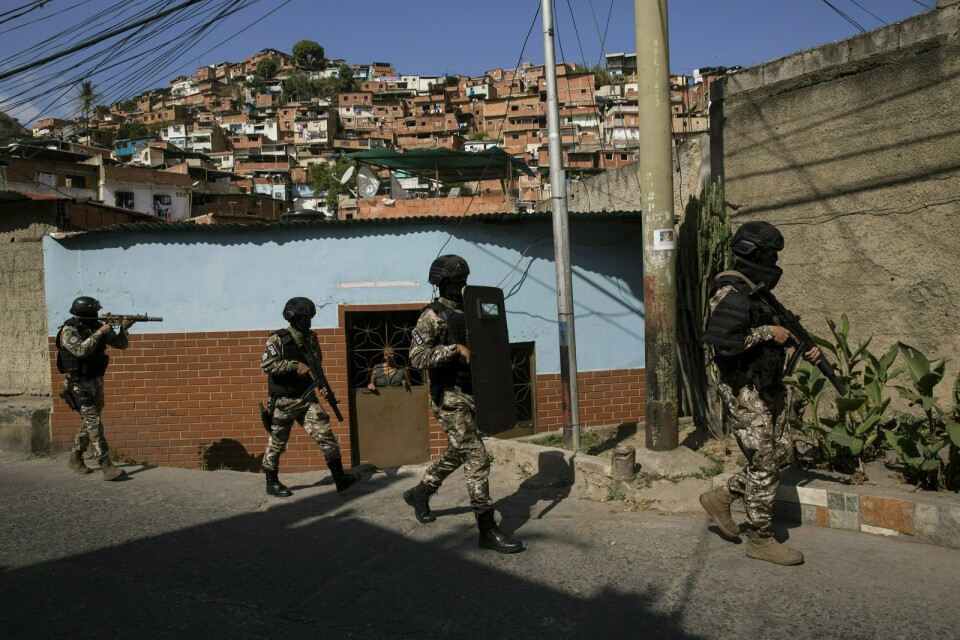 Den venezuelanska polisens elitstyrka Faes, som av FN pekas ut som ansvarig för utomrättsliga avrättningar, under en insats i huvudstaden Caracas. Arkivbild.
