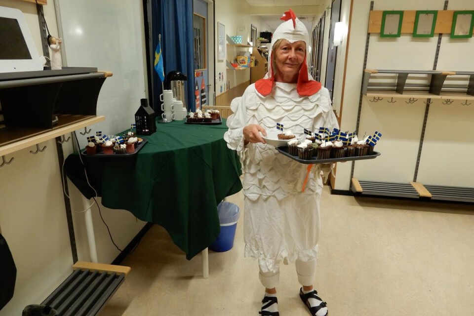 Förskoleläraren Lotta Ryhl Johansson bjöd på kakor dagen till ära. Foto: Mikael Gamm