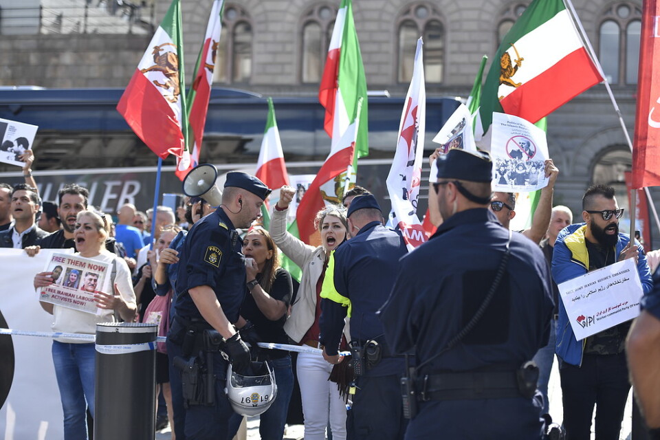 Demonstration på Mynttorget i Stockholm mot Irans utrikesminister Javid Zarifs besök i Sverige.