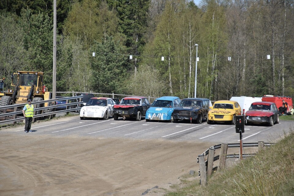 Bilarna på startlinjen inför ett av lördagens race. FOTO: JAN RYDÉN