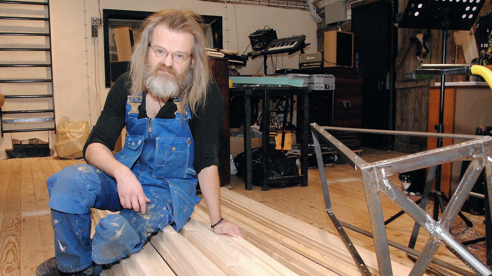 Christoffer Lundquist håller på att bygga om sin inspelningsstudio.Foto: Håkan Jacobsson