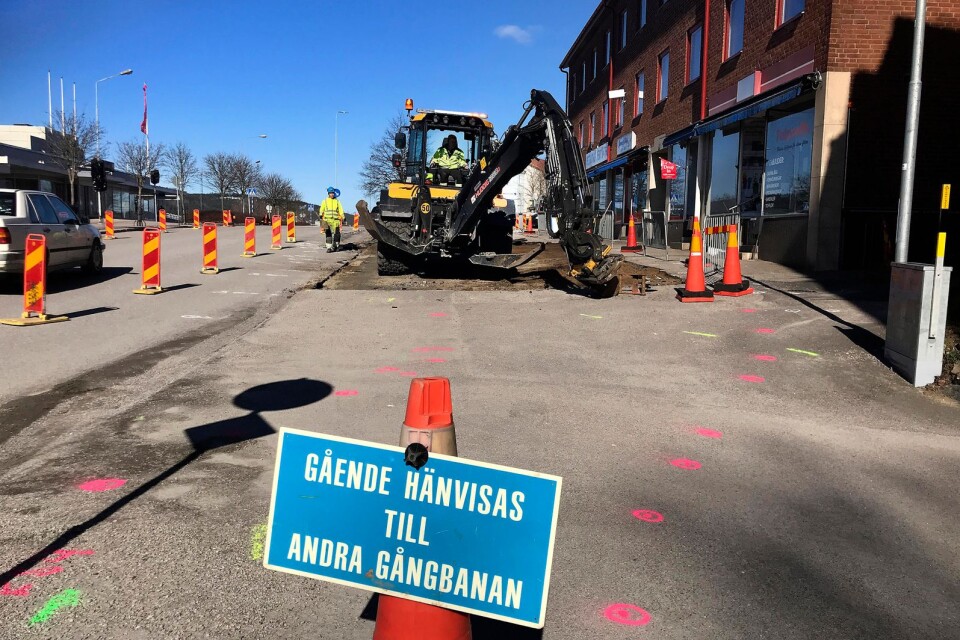 Trafiken kan passera under arbetet med att bygga ut gång- och cykelvägen på Bogesundsgatan.