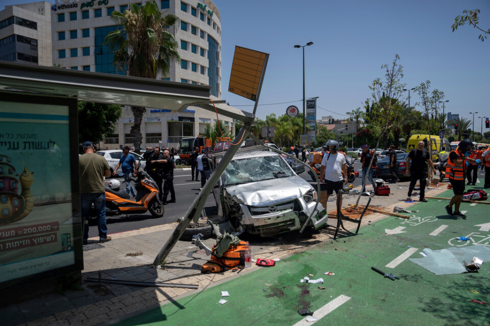 Flera personer har skadats efter att en bil kört in i en folksamling i den norra delen av Tel Aviv.