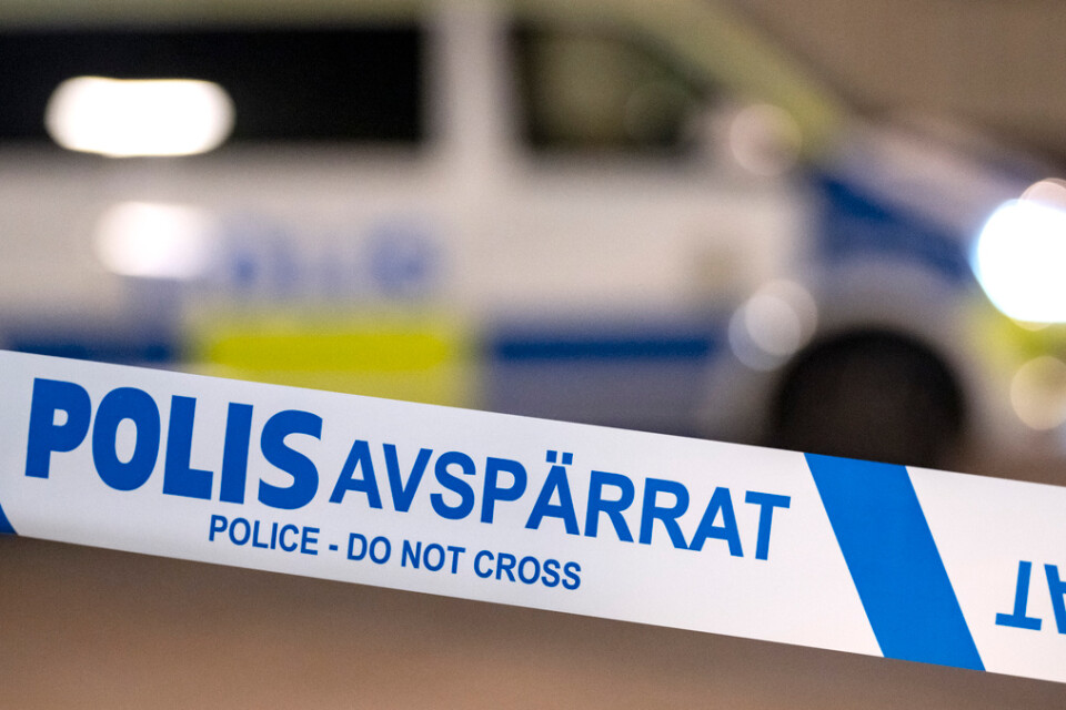En parkering utanför en butik i centrala Ronneby spärrades av i fredags. Platsen är intressant i en utredning om en misstänkt våldtäkt mot barn. Arkivbild.