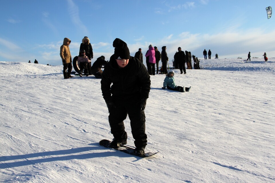 Wille Blomqvist koncentrerar sig, det är inte helt lätt att stå på en snowboard.