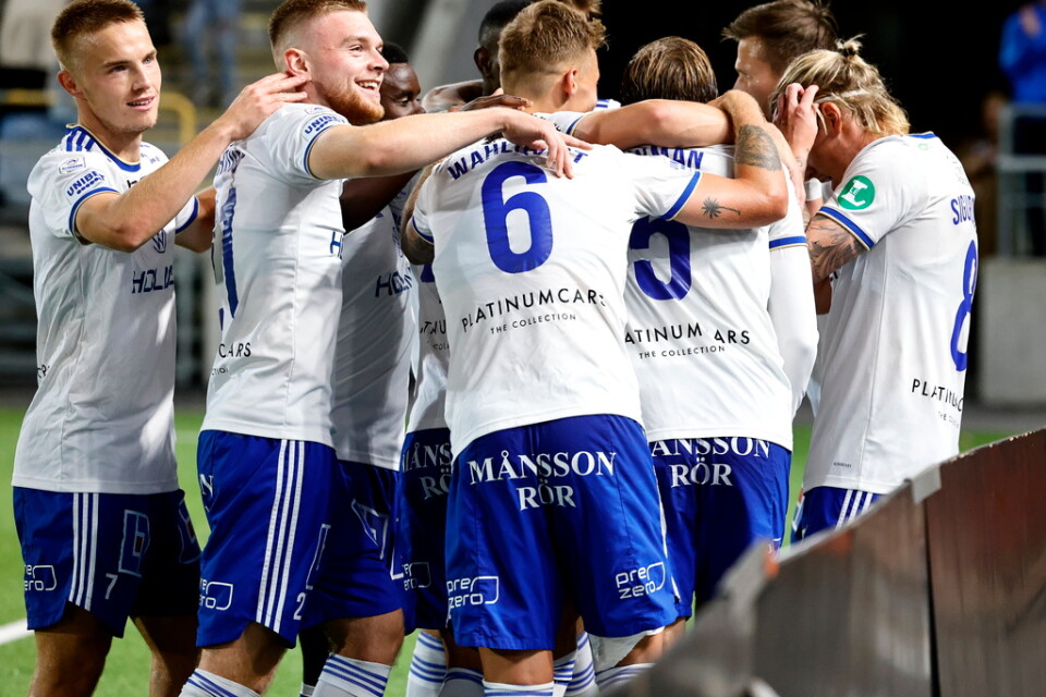 IFK Norrköpings Arnor Sigurdsson har gjort 4–1 på Hammarby och spelarna firar den oväntade segern mot topplaget.