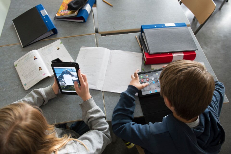 Digital matteundervisning för några sjundeklassare. Allt fler skolor tillämpar tekniska hjälpmedel i undervisningen - men är det en positiv utveckling?