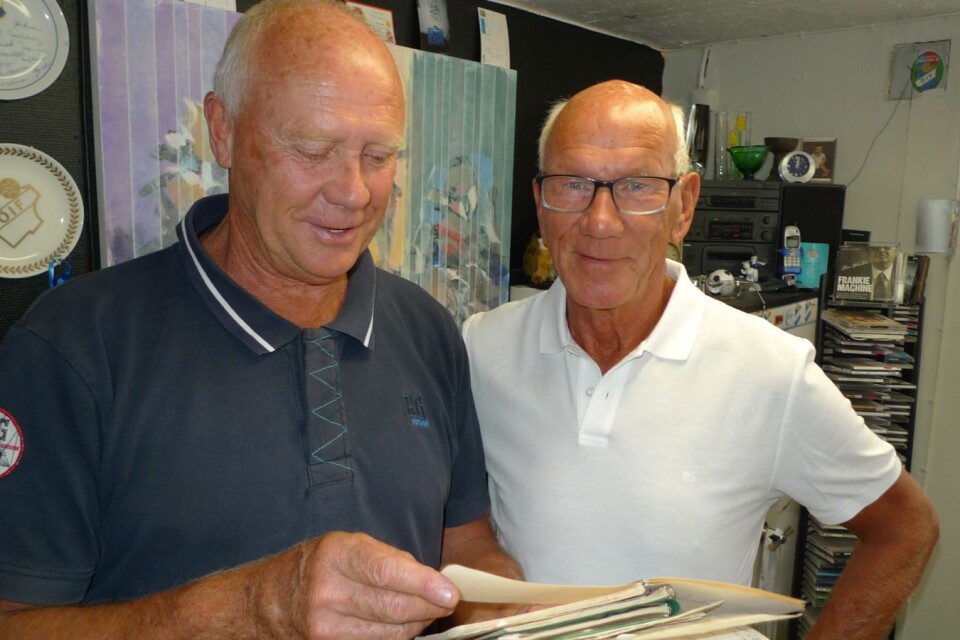Österbröderna Peter ”Peppe” Svensson och Tommy Svensson kollar autografblocket med fotbollslirare.