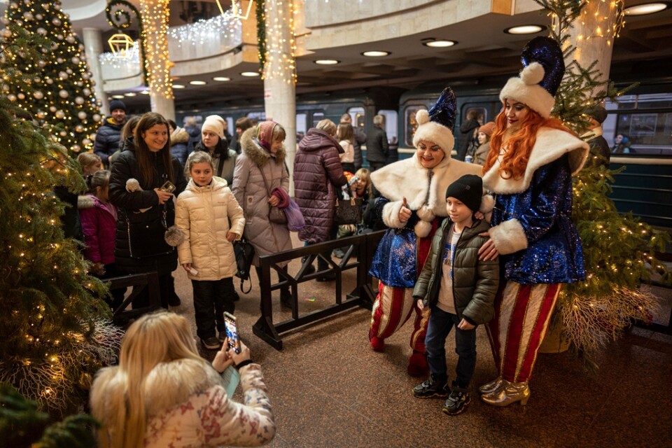 En tunnelbanestation i Charkiv i Ukraina hade pyntats för att ge jul- och nyårsstämning till barnen.