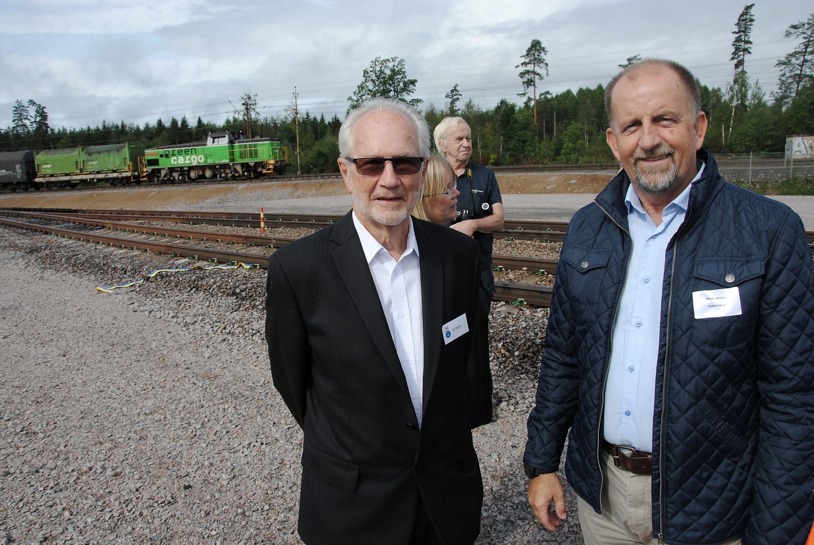 Gert Steneloo, styrelseordförande i Osbytåg, med Mikael Nilsson från Green Cargo vid invigningen av Osby industripark.