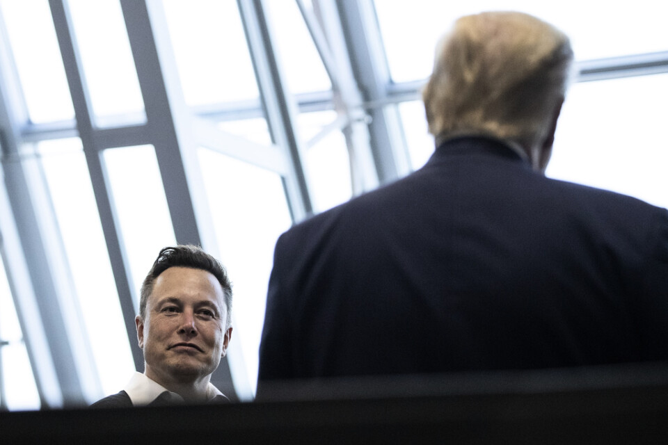 Space|X-chefen Elon Musk i samspråk med president Donald Trump på Kennedy Space Center på lördagen.