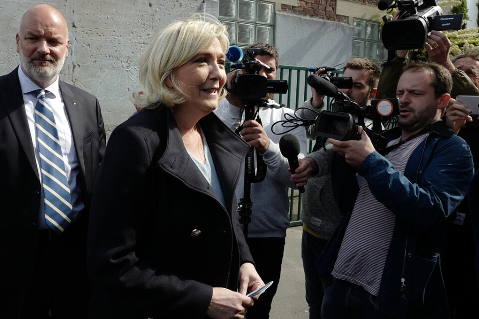 Marine Le Pen, ledare för franska Nationell samling, vid en vallokal i norra Frankrike.
